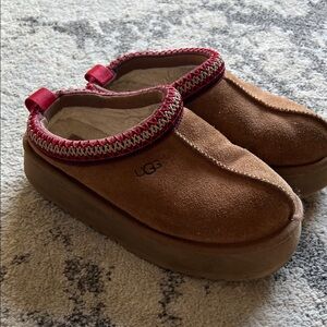 UGG Women’s platform Tan Slippers with Red Trim - Tazz slippers